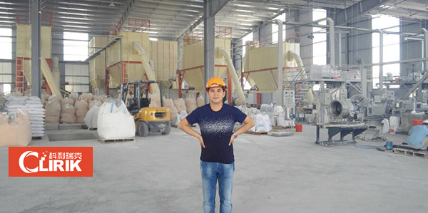 越南四条碳酸钙粉生产线现场（图中人物为我公司高级技术工人闫松强先生）